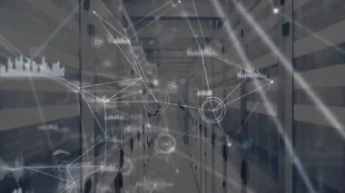 Sunucu rafları, dijital düğümleri ve çubuk grafiklerini birbirine bağlayan ağ kablolarını gösteriyor. Teknoloji, veri, bağlantı, altyapı, yenilik, siber güvenlik, dijitalleştirme