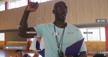 Koç, spor salonunda yumruk rehberliği yapan oyuncular yetiştiriyor. Yüzen sosyal medya, iş için uyarı veriyor. Atletik, takım çalışması, motivasyon, dijital, rekabetçi, tesis, dinamik