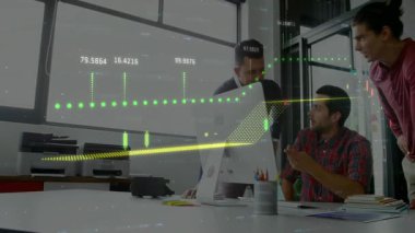 Üç meslektaş finans atölyesinde toplanıp yüzen borsa tablolarını izliyor. İş ekibi, işbirliği, dijital analiz, modern çalışma alanı, profesyonel çevre, takım çalışması, veri analizi