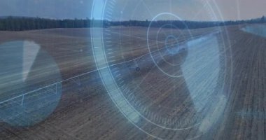Toprak boyunca uzanan merkez pivot sulama kolu, düz tasarımda dijital radar örtüşmesini gösteriyor. Tarım, hassas tarım, dron, teknoloji, manzara, kırsal, sürdürülebilir