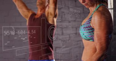 Yetişkin bir kadın spor salonunda pratik yapıyor, adam dijital fitness ölçümlerini göstererek dambılı kaldırıyor. Fitness, training, strength, health, biomechanics, data, performance