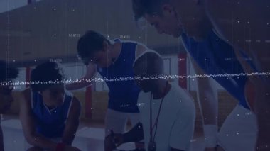 Koç basketbol antrenmanı sırasında panoya resim çiziyor ve animasyon veri örtülerini gösteriyor. Strateji, liderlik, takım çalışması, atletik, motivasyon, eğitim, dinamik