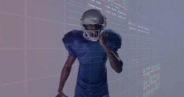 Sanal analitik stüdyosundaki finansal grafikleri analiz eden futbolcu şeffaf grafikler gösteriyor. Sporcu, teknoloji, yenilik, veri görselleştirme, dijital, performans, stratejik