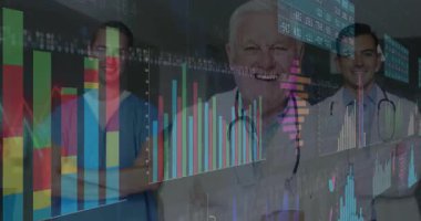 Klinik koridorunda duran tıbbi ekip, süzülen grafikler, bar grafikleri, kalp atışı dalga formları gösteriyor. Doktor, sağlık, dijital tıp, klinik, tanı, profesyonellik, biyoteknoloji