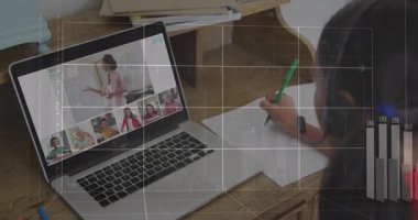 Çocuk çevrimiçi eğitim sırasında masa başında oturup dizüstü bilgisayarla yazı yazıyor, grafikler üst üste biniyor. E-öğrenme, uzaktan öğrenme, dijital sınıf, çevrimiçi eğitim, eğitim teknolojisi, gençlik