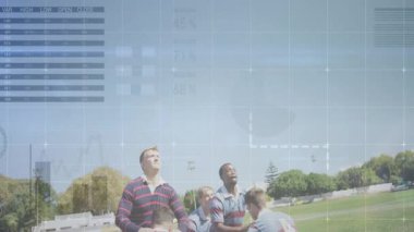 Erkek rugby oyuncuları, ragbi analitikleri animasyon veri haritaları eşliğinde sahada çizgiye itiraz ediyorlar. Sporcular, takım çalışması, analitik, görselleştirme, açık hava, yarışma, spor giyim