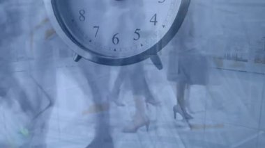 Finansal tablolar ve gece yarısı yüzleri göstererek fayanslı zeminde yürüyen iş adamları. Sonsuz, verimlilik, kurumsal, kentsel, dolandırıcılık, hırs, modern