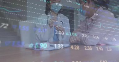 Doktor steteskopla şırınga hazırlarken veriler masanın üzerinde yüzüyor. Tıbbi, sağlık, klinik, profesyonel, tanı, tedavi, sağlık