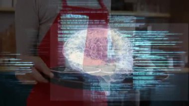 Bayan barista, tezgahın arkasında kahve bardakları hazırlıyor. Teknolojik beyin hologramını kod metniyle sunuyor. Kafe, barista, hologram, teknoloji, yenilik, modern, sıcak