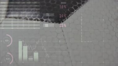 Çatlamış büyü panelinin üzerine gelecekle ilgili veriler yansıtan gösterge paneli, dünya haritası ve grafikleri içeriyor. Teknoloji, analitik, yenilik, görselleştirme, siber güvenlik, dijital, yüksek teknoloji