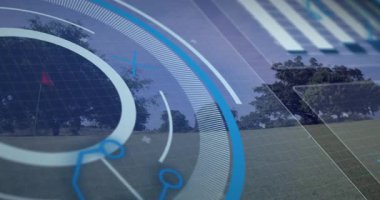 Olgun bir adam golf yeşili üzerinde atış yapıyor, spor teknolojisi HUD şebekeleri ve kavisleri gösteriyor. Teknoloji, spor, kesinlik, açık hava, modern, rekabetçi, stratejik