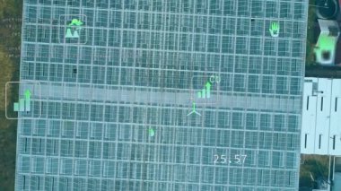 Sera panelleri hava görünümünde parlayan 3D render işaretleyicileri ve kod metin örtüsüyle gösteriliyor. Tarım, teknoloji, yenilik, otomasyon, sürdürülebilir, çevre dostu, dijital