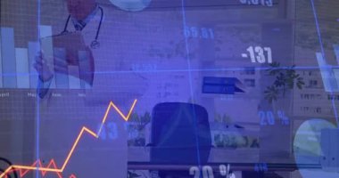 Sağlık hizmetleri ofisindeki tablet üzerindeki finansal eğilimleri analiz eden doktor çizgi grafikleri ve pasta grafiklerini gösteriyor. Profesyonel, analitik, modern, kurumsal, dijital, veri odaklı, iş