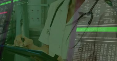 Kadın doktor elinde kalem, sağlık şifreleme kodu ve veri tablolarını üst üste koyuyor. Tıbbi, teknoloji, siber güvenlik, klinik, yenilik, dijital, profesyonel