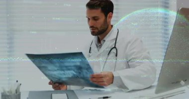 Erkek doktor, tıbbi ofiste röntgen filmi tutuyor. Canlandırılmış dalga formu ve veri örtüsü gösteriyor. Teşhis, sağlık, teknoloji, analiz, profesyonellik, modern, klinik