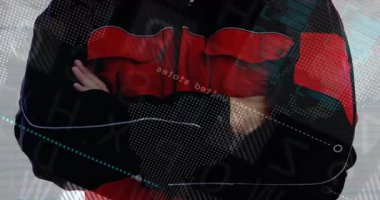 Olgun bir adam siyah üniforma giyiyor. Duvarda kolları çapraz duruyor. İçinde animasyon finans çizelgeleri var. Profesyonel, teknoloji, analitik, kurumsal, modern, veri görselleştirme, yürütme