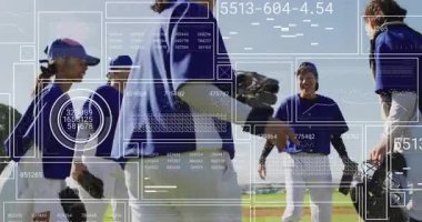 Takım beyzbol sahasında kutlama ve beşlik çakma teknolojisi HUD örtüşmesi gösteriyor. Sporcular, takım çalışması, spor, açık hava, zafer, dijital, jest