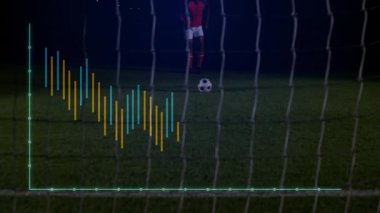 Futbol topunu kale ağlarıyla kontrol eden, spor teknolojisi çubuklarını ve çizgi grafiğini birleştiren adam. Atletik, stratejik, yenilikçi, açık hava, rekabetçi, fitness, modern