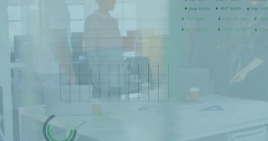 Modern ofiste el sıkışan meslektaşlar, animasyon iş grafiği ve yüzen dizüstü bilgisayar simgesi gösteriyorlar. İşbirliği, profesyonellik, takım çalışması, çalışma alanı, şirket, iletişim, başarı