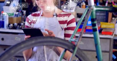 Teknolojik atölyede elinde tablet bulunan kadın tamirci animasyon dişli simgeleri ve çizelgeleri sergiliyor. Endüstriyel, yetenekli ticaret, bakım, modern, teknik, atölye, mühendislik