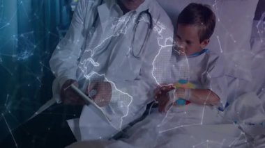 Kıdemli doktor serumla çocuk hastasının yanında tablet tıbbî ağ örtüşmesi gösteriyor. Sağlık, pediatri, tıp teknolojisi, profesyonellik, şefkat, dijital, hasta bakımı