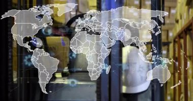 Küresel veriler lojistik görselleri kaplarken, depo çalışanı tarayıcı ile etkileşime geçiyor. Sanayi, teknoloji, lojistik, envanter, analitik, tedarik zinciri, fütüristik