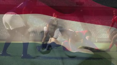 Rugby oyuncuları spor sahasında topun etrafında hareketli performans istatistikleriyle sırt çantası yarışması düzenliyorlar. Atletizm, rekabet, takım çalışması, stadyum, aksiyon, fitness, rekabet
