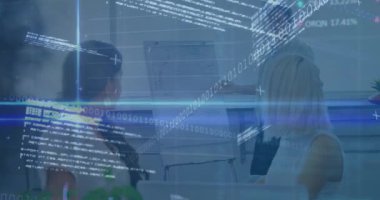 Erkek sunucu konferans odasında iş verilerini sunuyor, ters çizelge ve ikili kod örtüsüyle. Şirket, strateji, yenilik, ağ oluşturma, modernlik, işbirliği, dijital