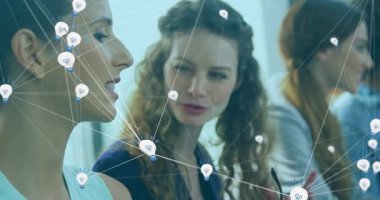 İş adamları ofiste toplanıyor, ampul simgeleriyle dijital ağı paylaşıyorlar. İşbirliği, yenilik, takım çalışması, beyin fırtınası, teknoloji, iletişim, girişim