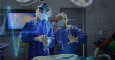 Kadın cerrah, hastane veya ameliyathanedeki holografik EKG dalga formunu işaret ederek, sağlık verilerini gösteriyor. Tıbbi, bilimsel, teknolojik, klinik, yenilik, takım çalışması, geleceksel