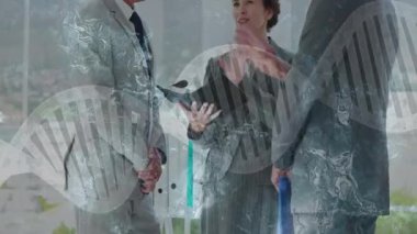 Ekip ofisteki biyoteknoloji işini tartışırken yarı saydam çift sarmallı grafikler gösteriyor. Profesyonel, işbirliği, yenilik, araştırma, şirket, teknoloji, fütürizm