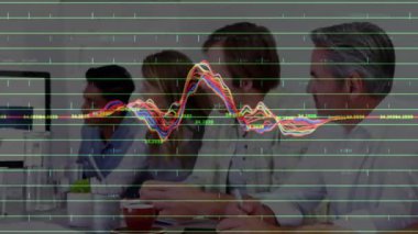 Takım iş toplantısında işbirliği yapıyor, veri dalgası örtüşmeleri arasında dizüstü bilgisayar ve tahta üzerinde notlar alıyor. İşbirliği, takım çalışması, beyin fırtınası, çalışma alanı, teknoloji, iletişim, üretkenlik