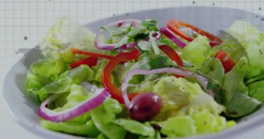 Üzerinde marul, biber şeritleri, soğan halkaları ve dünya haritası üzerinde zeytin bulunan üç boyutlu bir tabağı gösteriyor. Taze ürün, vegan, sağlıklı, minimalist, aşçı, organik, canlı