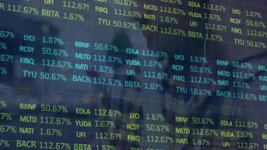 Adam, yüzen kalp kodları ve yüzdelerle dijital ekrandaki finans verilerini izliyor. Teknoloji, analitik, finans, ticaret, yatırım, ticaret, modern