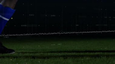 Futbol atleti sahada topa vuruyor, spor analitiği grafiklerini veri noktalarıyla gösteriyor. Atletik, performans, hareket, dijital, spor, rekabet, enerjik