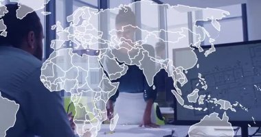 Mimarlık masasındaki planlar, çizim aletleri, dünya haritası kaplaması üzerine eğilen kadın bir profesyonel. İşbirliği, takım çalışması, şehir, modern, planlama, yenilik, inşaatçı