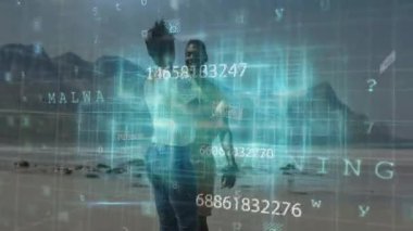 Bir çift yürüyen kumlu sahil şeridi, yüzen sayısal verilerle birlikte teknolojik holografik ızgaraları gösteriyor. Gelecek, dijital, teknoloji, iletişim, bağlantı, yenilik, manzara