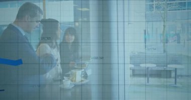 Tezgahta dizüstü bilgisayar üzerinde çalışan üç profesyonel, animasyon çizgisi grafikleriyle finans verilerini analiz ediyorlar. İş, takım çalışması, yenilik, veri, modern, işbirliği, şirket