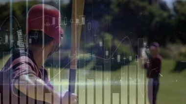 Vurucu kırmızı miğfer takıyor, beyzbol sopasını sahada tutuyor ve finans tablolarını gösteriyor. Atletizm, rekabet, ilerleme, strateji, açık hava, analitik, odaklanma