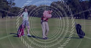 Erkek golfçü golf sopasını sallarken, kadın çimenli alanda, hareketli finans grafiği ile izliyor. Spor, eğlence, açık hava, etkinlik, yaşam tarzı, zarafet, uyum.
