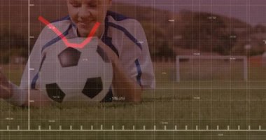 Çimenli sahada futbol topu tutan bayan sporcu, spor teknolojisi grafiği ve şebeke örtülerini gösteriyor. Sporcu, spor, spor, açık hava, eğitim, dinamik, canlılık