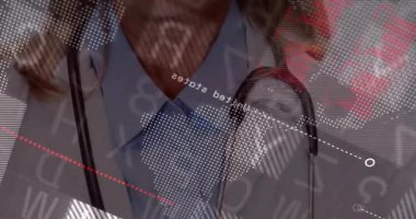 Dijital bar çizelgeleri ve dünya haritalarını incelerken steteskopu inceleyen kıdemli doktor. Tıbbi, teknoloji, sağlık, veri, dijital, analiz, profesyonellik