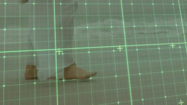 Çıplak ayaklar ıslak kumun üzerinde beyaz elbisenin altında yürüyor yeşil ızgara taraması animasyonu kaplıyor. Huzur, doğa, teknoloji, dijital, farkındalık, sakinlik, çevre