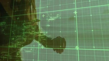 Teknolojik arayüze uzanan kollarıyla öne doğru eğilen bir kadın holografik şema şemalarını ortaya çıkarıyor. Fütürist, dijital, siber, yenilik, arayüz, teknoloji, zarafet