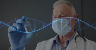 Erkek doktor sağlık laboratuarında şişeyi inceliyor, yüzen DNA sarmalları ve parçacıklar gösteriyor. Klinik, sağlık, biyoteknoloji, araştırma, yenilik, tanı, bilimsel
