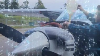 Erkek teknisyen hangardaki uçak motoruna sıvı boşaltıyor, dijital veri örtüsünü gösteriyor. Havacılık, bakım, teknoloji, mühendislik, sanayi, profesyonellik, kesinlik