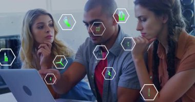 İş ekibi, açık ofiste dizüstü bilgisayardaki sürdürülebilirlik ölçümlerini, yüzen ekolojik simgelerle analiz ediyor. İşbirliği, yenilik, teknoloji, çevre, takım çalışması, modern, profesyonel