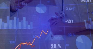 Doktorlar steteskoplu tablet ve şeffaf veri tablosu kullanarak tıbbi verileri analiz ediyorlar. Tıbbi, analitik, işbirliği, sağlık, teknoloji, profesyonel, veri görselleştirme