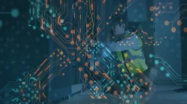 Bilgi işlem teknisyeni, parlayan veri devreleri arasında cep telefonunu tutarken ağ kablolarını ayarlıyor. Silikon, bağlantı, siber güvenlik, yenilik, modern, altyapı, teknoloji