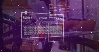 Diz üstü bilgisayarda yazan orta büyüklükte bir mühendis, grafik, düğüm bağlantıları ve bisiklet teçhizatı olan teknolojik veri panellerini gösteriyor. Teknoloji, yenilik, çalışma alanı, analiz, sürdürülebilirlik, modern, bağlantı